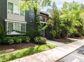 Home Near Beach with Access to Shared Pool and Tennis Courts, hotel i Rehoboth Beach