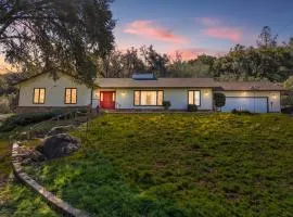 Majestic Mountain Retreat Neat Yosemite with Deck