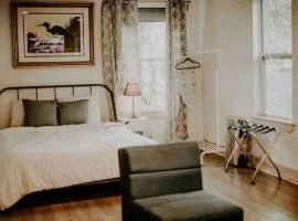 The Blue Heron-elegant urban studio in city center