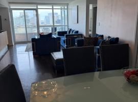 Toronto Downtown Luxurious Stylish 3 Bedroom 3 Bath 2 Balconies near Rogers Centre lakeview condo, hotel i Toronto
