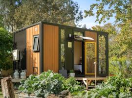 Tea Garden Creek Farm Retreat 2 by Tiny Away, Hotel in Milawa