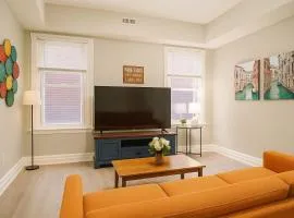 Tower Grove Apt w Balcony & Fast Wi-Fi