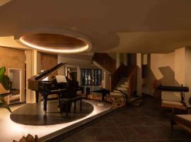 Shangri-La's Three Seasons Resort & Hotel, Hotel in Shangri-La