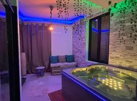 Love room - Jacuzzi - Netflix - Clim - 3min train station