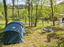 Tent Pitch - Emplacement pour tente - Staanplaats voor tent - on Small Campsite in Saint Robert, 19310 Corrèze-Dordogne, France: Ségonzac şehrinde bir otel