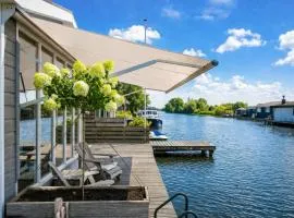 Lakeside Cottage with Boat near Amsterdam