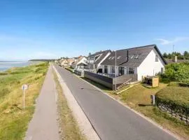 Spacious Holiday Home By Sea For 14 Guests