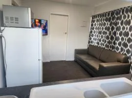 Entire Flat, Comfortable City Stay, Free Parking, Next to Park, Walk to Uni, Bus Stops, Close to Shopping Mall, CBD, Waikato Expressway