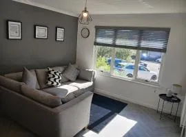 Westwood cottage stylish central Hamilton 2-bed, great transport links