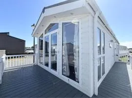 Lovely Caravan With Decking At Oaklands Holiday Park In Essex Ref 39022Jw