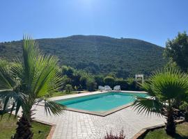 Casa De Crescenzo con piscina, hotel a Bellona
