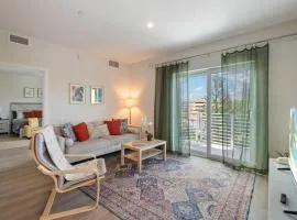 NEW Modern Condo FREE Parking & High Speed Wifi