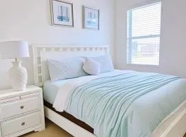 Bright Guest Room in Luxury Villa - Resort Community - Near Disney - Shared Bath
