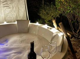 THHPSociety - 1111 villa - Mukteshwar - Orchard Garden , Private garden , Jacuzzi, Hotel in Mukteswar