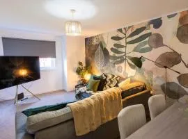 Stylish 2-Bed with Parking -Easy Access to Glasgow - Pass the Keys