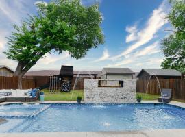 GORGEOUS 5-bd 4ba w Pool, Hot Tub, 2 kitchens, & Game Room Near Dallas Airports!, hotel di Irving