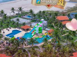 Jangadeiro Praia Hotel Resort - Parque Aquático e Pé na Areia، فندق في أكويراز