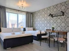 Large Studio Near Airport & Centre Free Parking