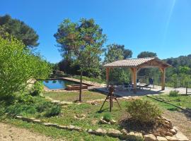 Gîte écologique en pleine nature varoise, hotell i Flayosc