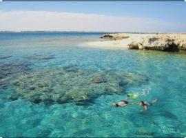 Luxury Studio, pool, Private beach & close to Airport, Hotel in Hurghada