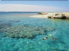 Luxury Studio, pool, Private beach & close to Airport