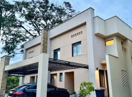 Modern 3-Bedroom Townhouse in Pearl Marina Estates, Hotel in Entebbe