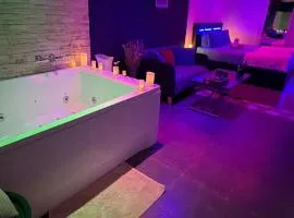 LeStudio83210 Loveroom jacuzzi balneo petit déjeuner inclus meublé de tourisme 3 étoiles