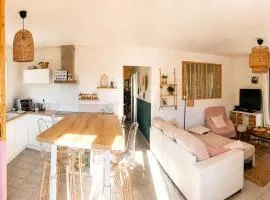 Maison ensoleillée de plain-pied ouvert sur un jardin clôturé