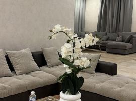 Luxury A2 Chalet COMO, Hotel in Al Khīrān