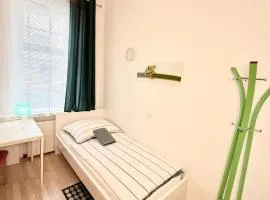 FAVORIT-ROOMS , direkt Metro connection U1 to Centralstation , City-Center and Airport