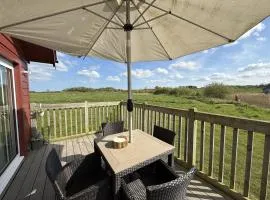 Lunas Lodge, 2 bedrooms with ensuites, parking nearby, 2 dogs welcome