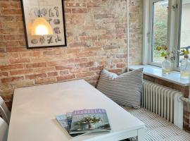 Lovely house by the beach & shopping, Hotel in Spodsbjerg