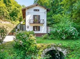 House By The Stream - Happy Rentals