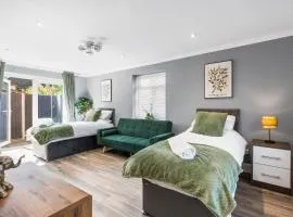 Gatwick Contractor and Family Home Modern Spacious with Private Driveway