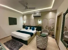Divine Hotel
