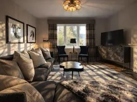 Westbrook Villa - 6-Bedroom Luxury Villa with Hot Tub - The Etive Estate