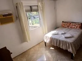 Quarto em Sepetiba com ar