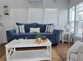 Happier in the Keys Waterfront Tiny Home, hotel u gradu Ki Largo