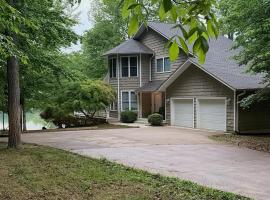 Waterfront Lake Anna - Kayaks, Firepit, Family Fun, Hotel in Bumpass