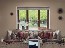 Meadow View Villa - 7-Bedroom Luxury Villa with Hot Tub - The Etive Estate