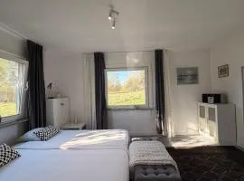 2 hus 240kvm med bastu, max 12 personer