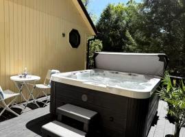 Bethel Escape Hot Tub 4 beds Game Room and Fire pit Fully Stocked Kitchen, Hotel in Smallwood
