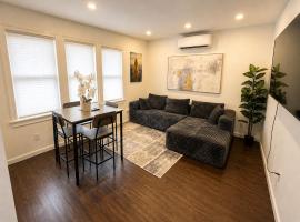 Cozy 2-bedroom with jacuzzi tub in perfect Queens with AC near JFK, hotel en Bellerose Terrace