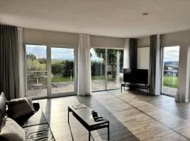 Ferienwohnung-mit-grosser-Terrasse-und-Garten-fuer-Geniesser