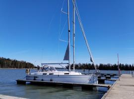 Spend a night on a Sailing Boat, hotelli kohteessa Saltvik