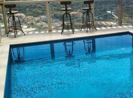 צימרים Old school -בריכה מחוממת ונוף ברמת הגולן, hotel sa Ein Kinya