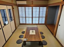 姫路駅から徒歩5分にある最大13名へ貸し切りの一軒家