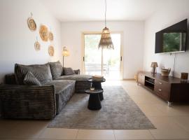 Casa Elisa with terrace & garden & big pool area โรงแรมในปาฟอสซิตี้
