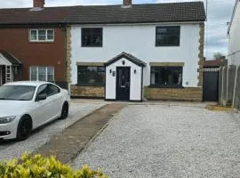 3 Bedroom Home, Doncaster Contractor Stays, Family Stays, Close to M18 with Free Parking