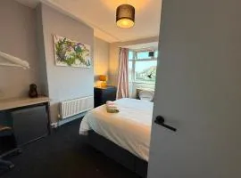 Private Ensuite Suite - No cooking - Free Parking